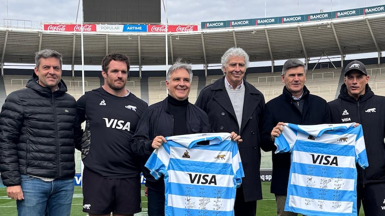El gobernador Llaryora visitó a Los Pumas en el Kempes.