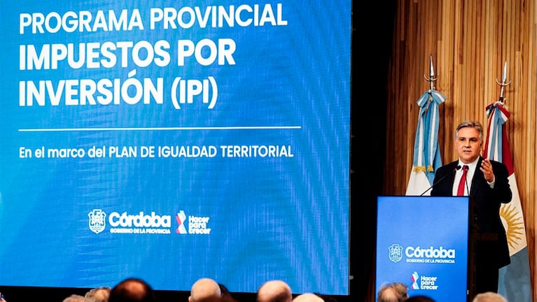 El gobernador Martín Llaryora durante el anuncio en la Bolsa de Comercio de Córdoba.