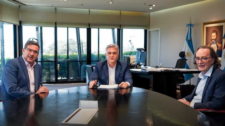 El gobernador Martín Llaryora recibió a Osvaldo Giordano y al presidente de Bancor, Raúl Paolasso, con motivo de la incorporación del economista al directorio del Banco de Córdoba.