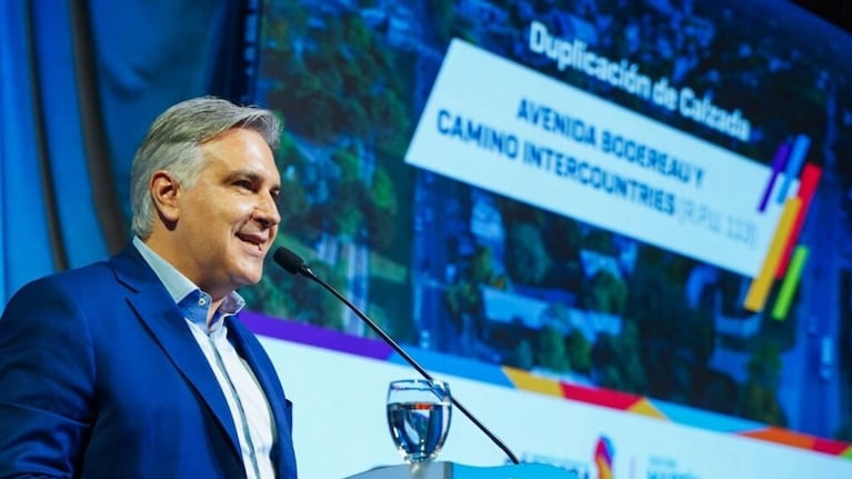 El gobernador realizó el anuncio en el Centro Cívico.