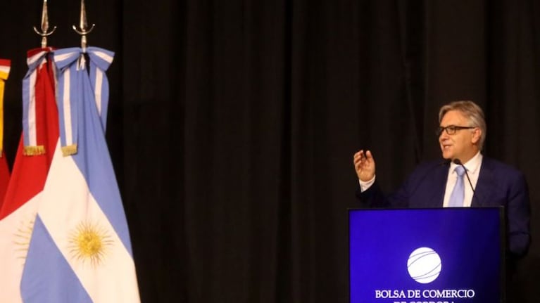El gobernador recibió a Milei en el aeropuerto y luego disertó en la Bolsa de Comercio.
