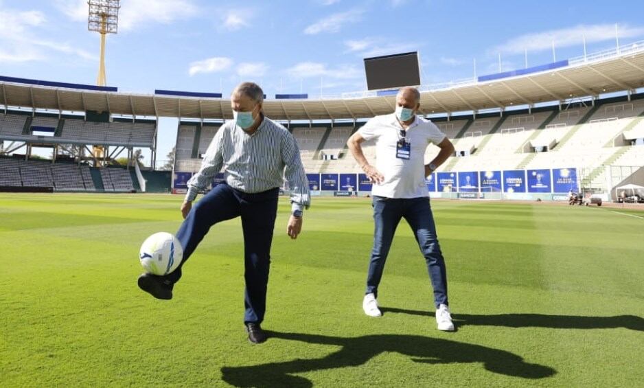 El Gobernador se dio el gusto de jugar con la pelota en el césped del Kempes.