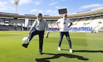 El Gobernador se dio el gusto de jugar con la pelota en el césped del Kempes.