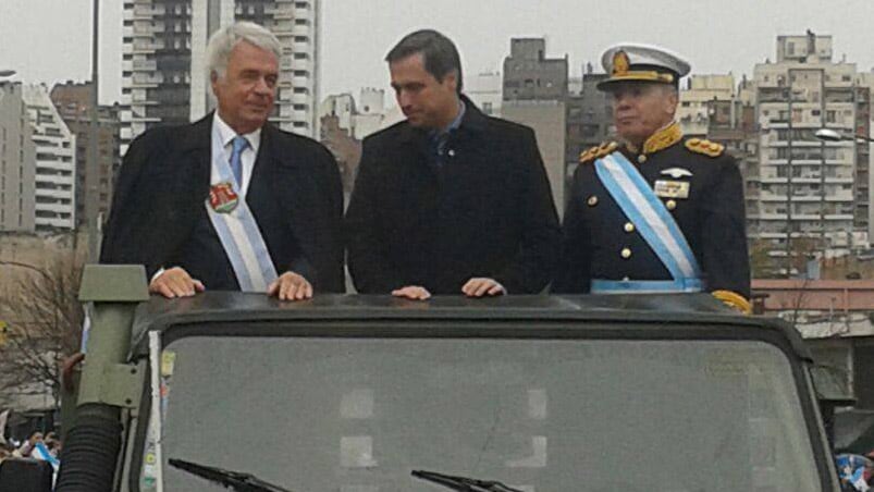  El gobernador y el intendente juntos en el desfile del 25 de mayo. (Foto: Roxana Martínez / El Doce)
