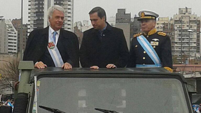 El gobernador y el intendente juntos en el desfile del 25 de mayo. (Foto: Roxana Martínez / El Doce)