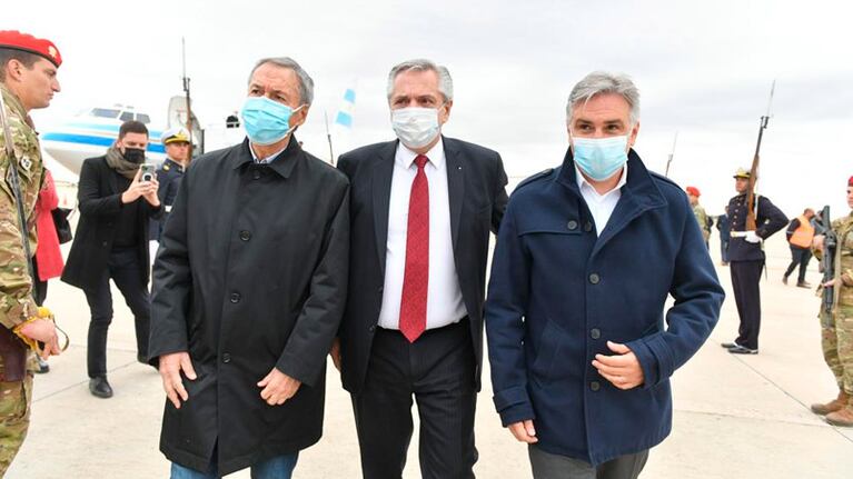 El gobernador y el intendente recibieron al Presidente en el Aeropuerto.