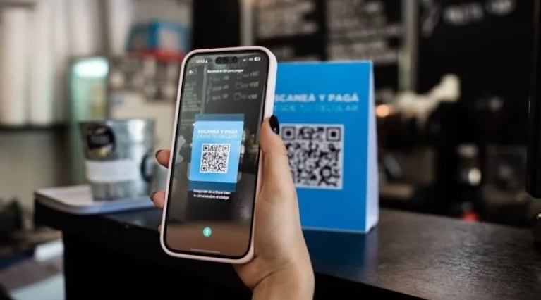 El Gobierno avanza hacia una “dolarización endógena”: cómo serían los pagos en dólares con tarjeta o QR