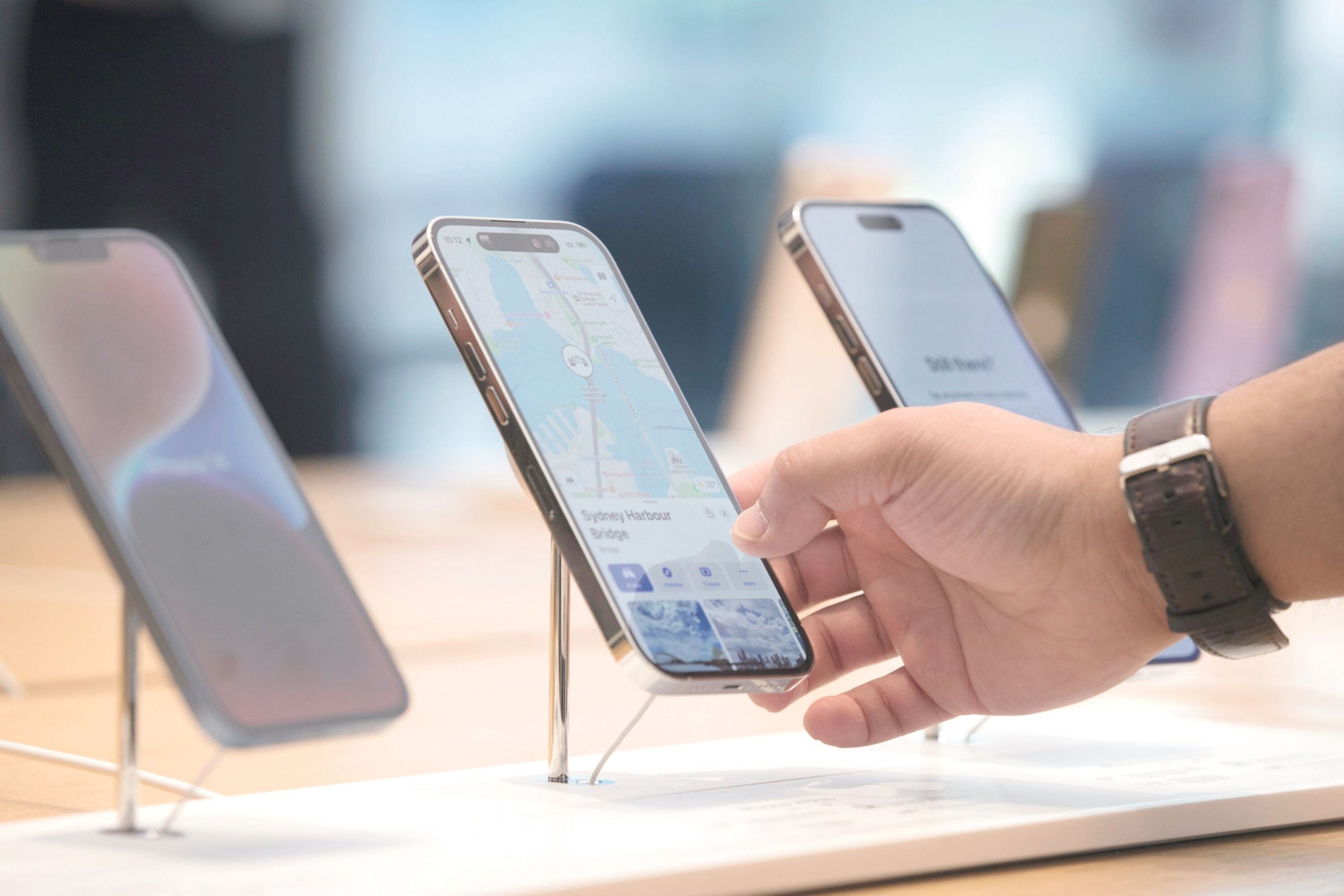 El Gobierno busca bajar el precio de celulares de alta gama que llegan a la Argentina.