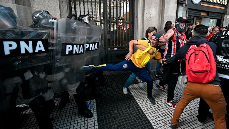 El Gobierno impulsa una ley Antibarras tras los incidentes en el Congreso.