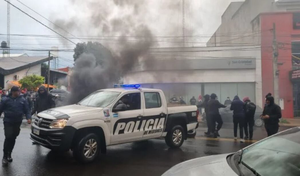 El Gobierno ordenó un Comité de Crisis para desalojar el acuartelamiento de la Policía de Misiones (Foto: Gentileza Misiones Online).