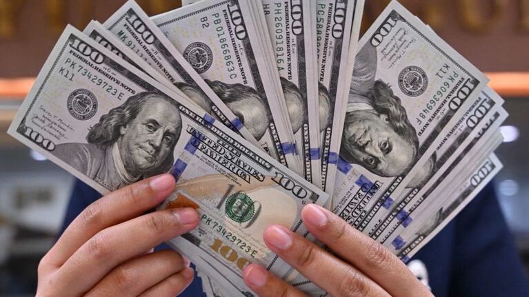 El Gobierno reinstaura una de las medidas de cepo al dólar: a quiénes afecta