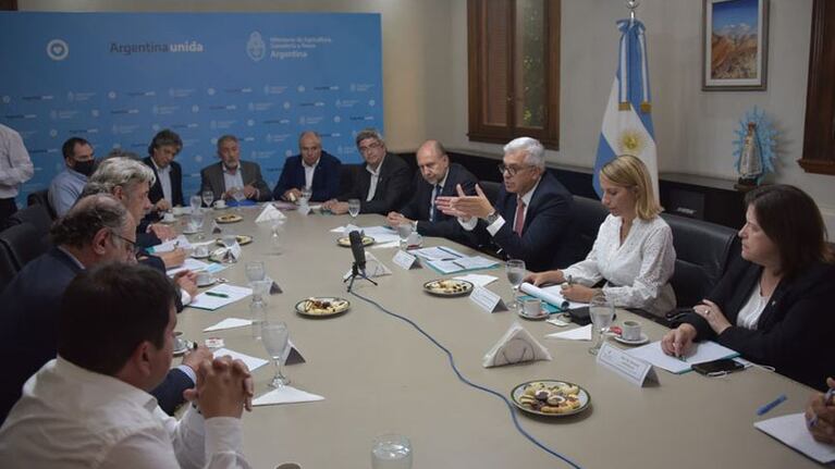 El Gobierno se reunió con dirigentes de la Mesa de Enlace.
