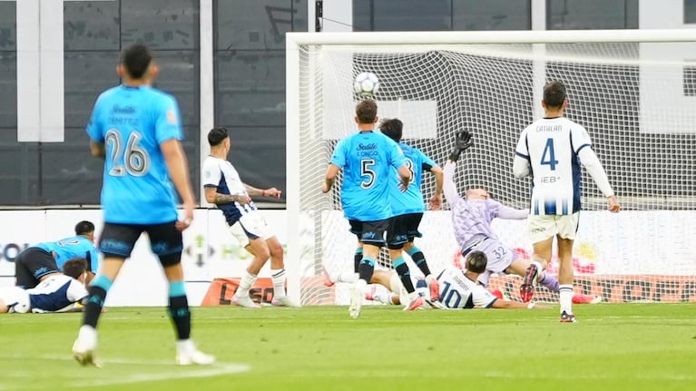 El gol de Hernandes para el 1 a 0. (Foto: Lucio Casalla/El Doce)