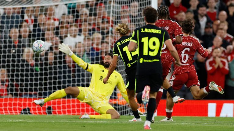 El gol de Llorente tras asistencia de Julián Álvarez. Reuters/Jason Cairnduff