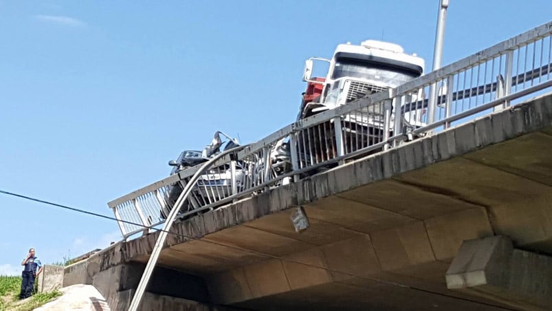 El Gol donde viajaban las víctimas quedó aplastado por otro auto y el camión.