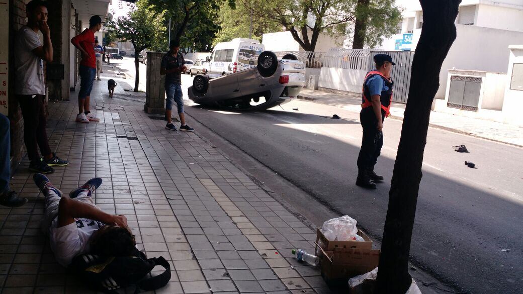 El Gol Trend chocó un auto, subió a la vereda y terminó dado vuelta.