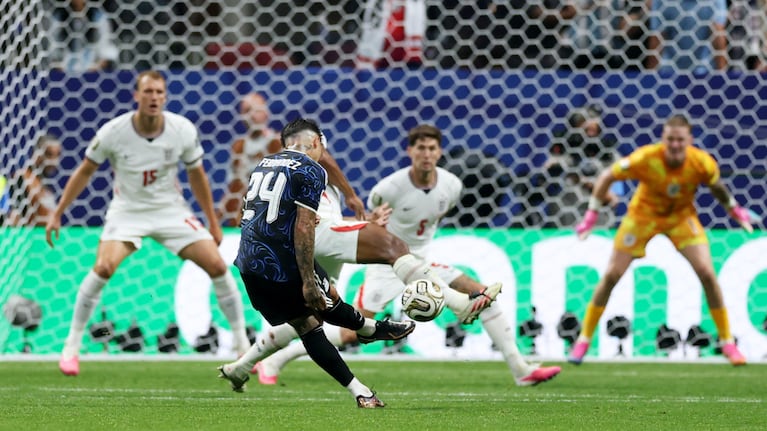 El golazo de Enzo Fernández para el 1 a 1. REUTERS/Paul Childs