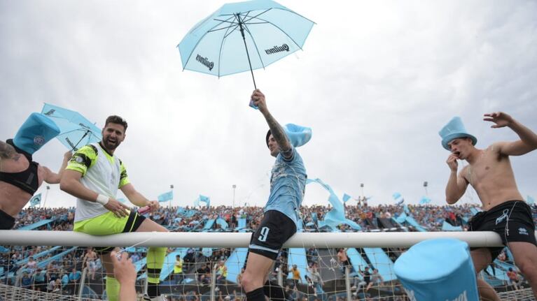 El goleador Vegetti encabezó los festejos a pura emoción.