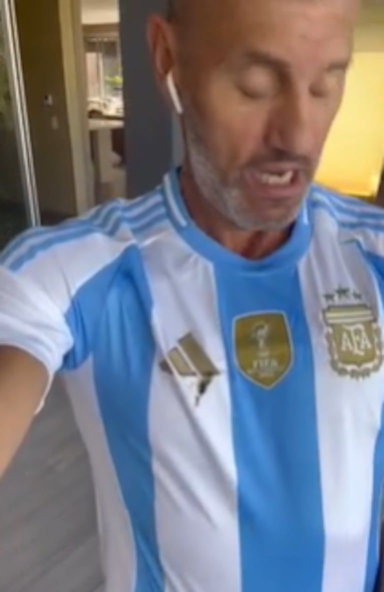 El Goyco posó con la camiseta de la Selección Argentina manchada.