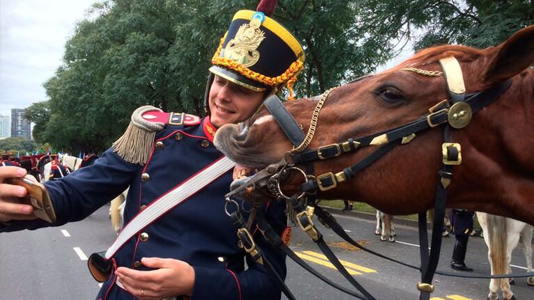 El granadero y el caballo sonrieron para la foto.