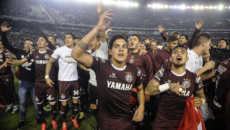 El Granate se llevó la copa y lo festejó con sus hinchas. Foto: Télam.