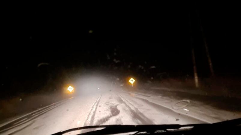 El granizo cayó sobre la ruta 228, camino a Villa Yacanto. Foto: FmEspacio Villa General Belgrano.