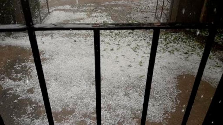 El granizo cubrió completamente el piso en algunas zonas de Punilla.