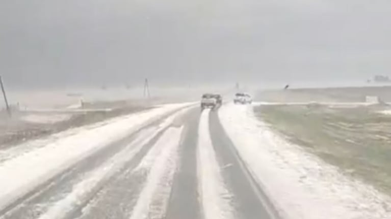 El granizo cubrió la ruta en Justiniano Posse.
