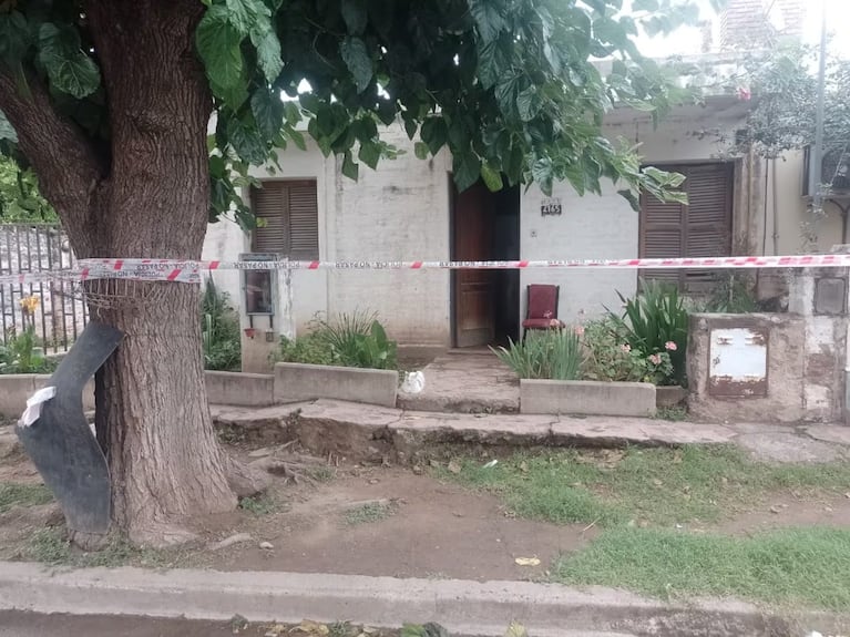 El grave caso de violencia familiar ocurrió en Villa Adela. Por: Prensa Policía