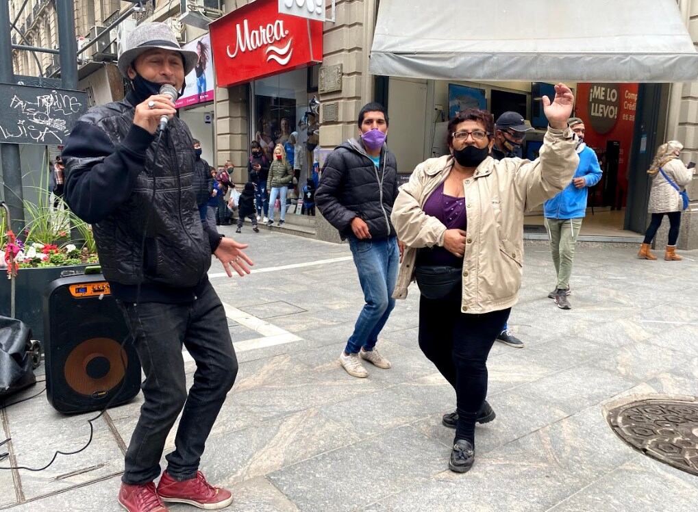 El Grillo, artista callejero en la peatonal.