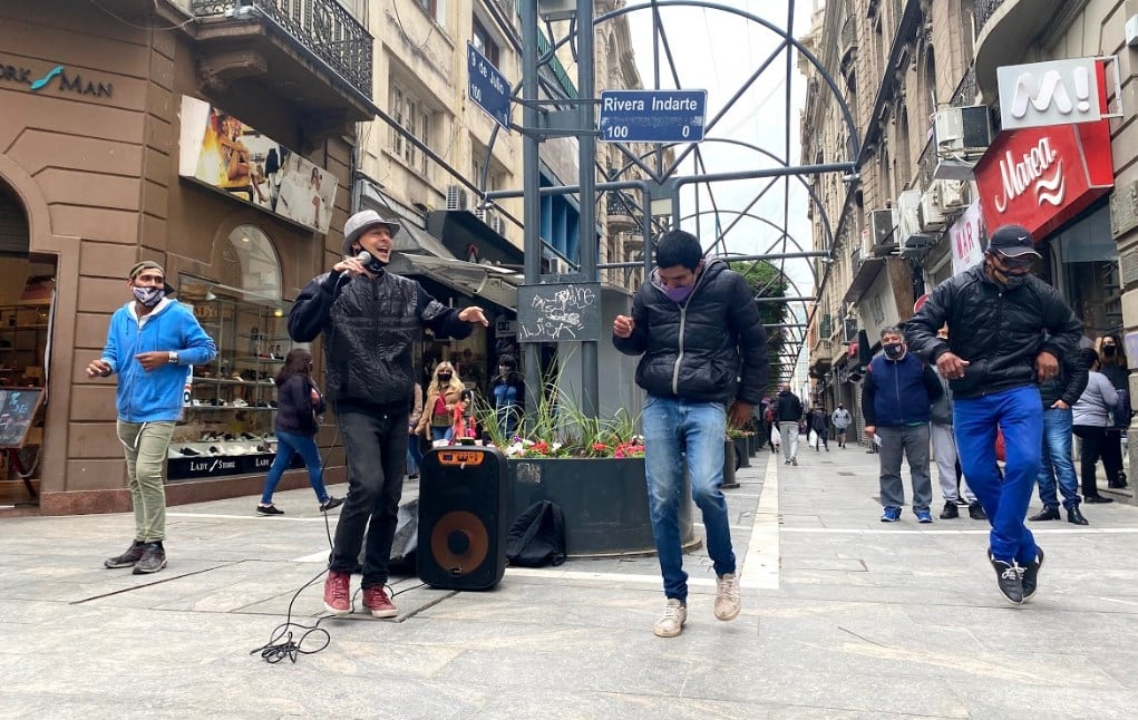 El Grillo, artista callejero en la peatonal.