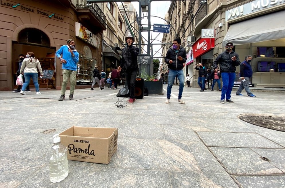 El Grillo, artista callejero en la peatonal.