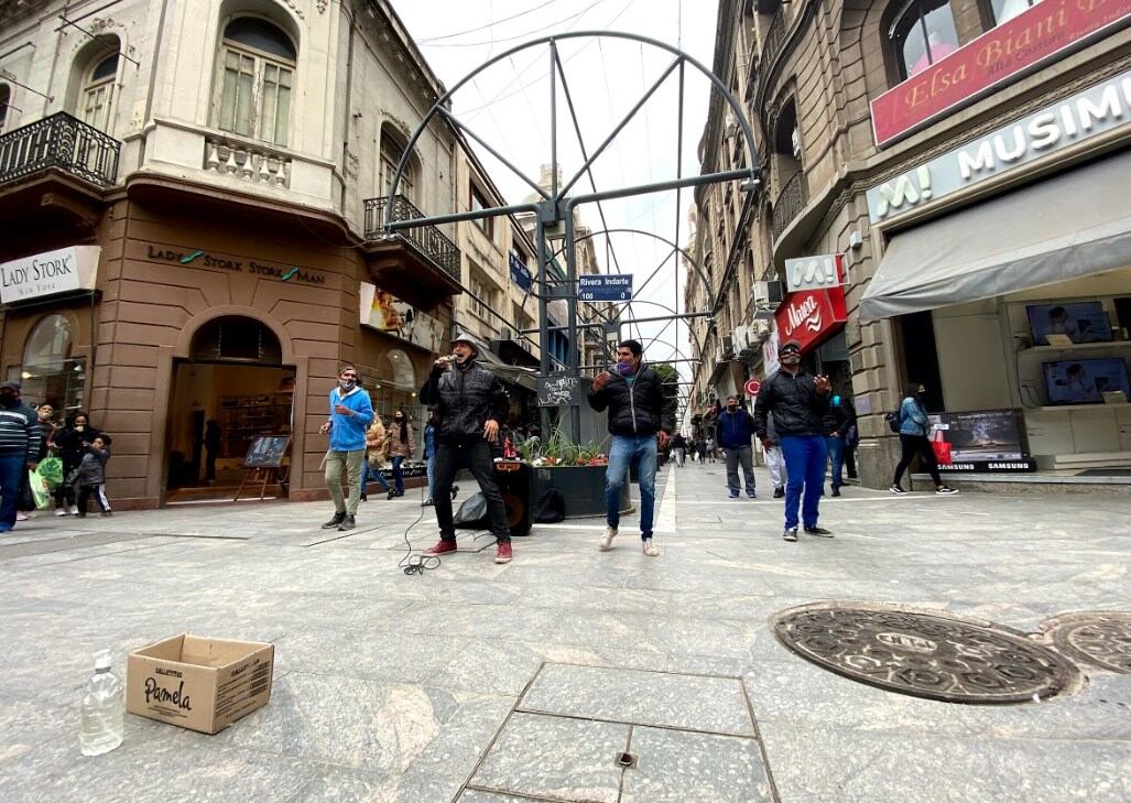 El Grillo, artista callejero en la peatonal.