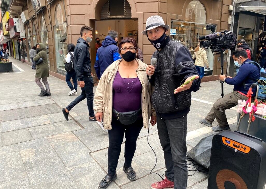 El Grillo, artista callejero en la peatonal.