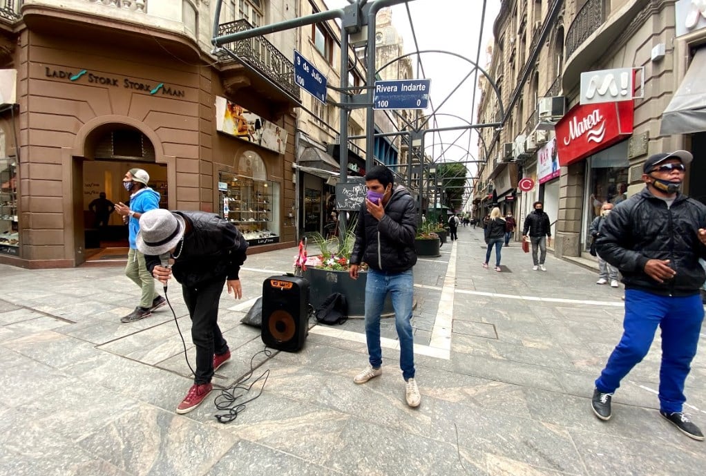 El Grillo, artista callejero en la peatonal.