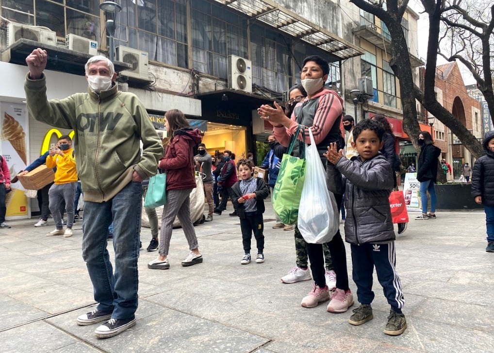 El Grillo, artista callejero en la peatonal.