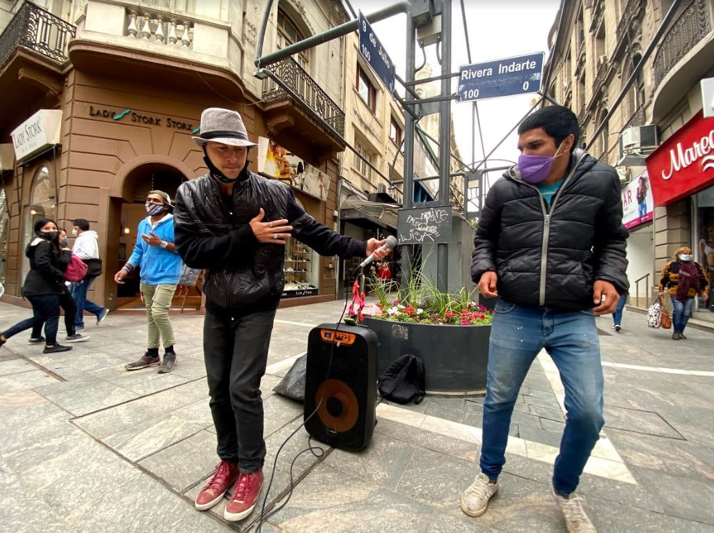 El Grillo, artista callejero en la peatonal.