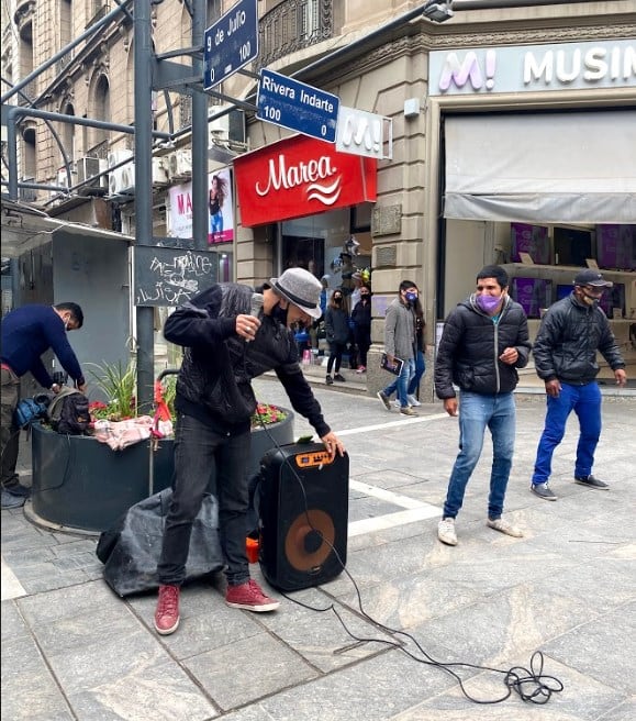 El Grillo, artista callejero en la peatonal.