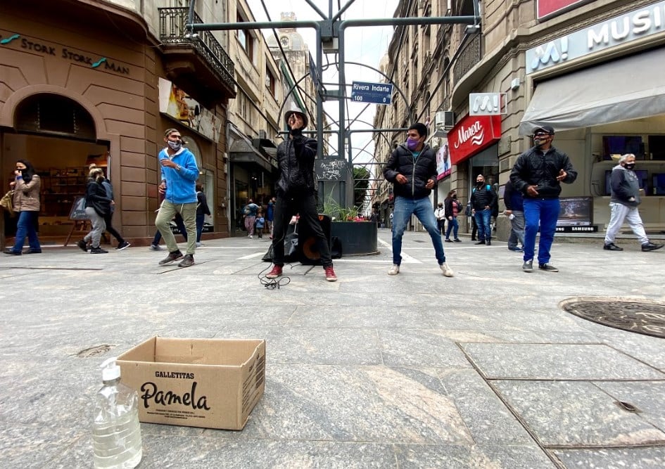 El Grillo, artista callejero en la peatonal.