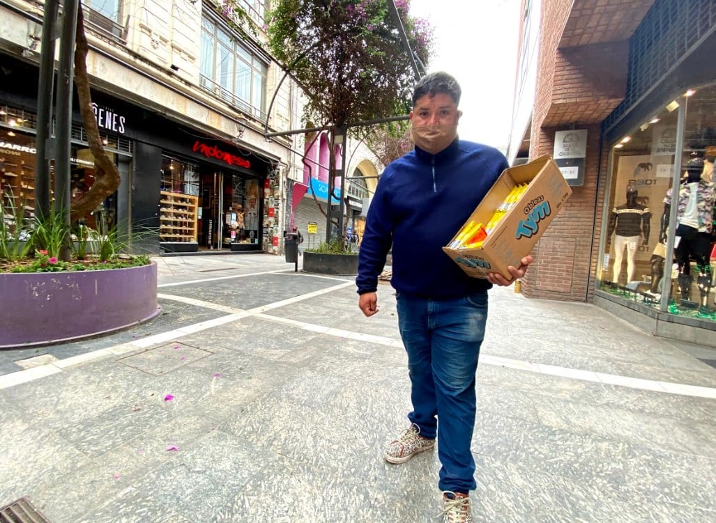 El Grillo, artista callejero en la peatonal.