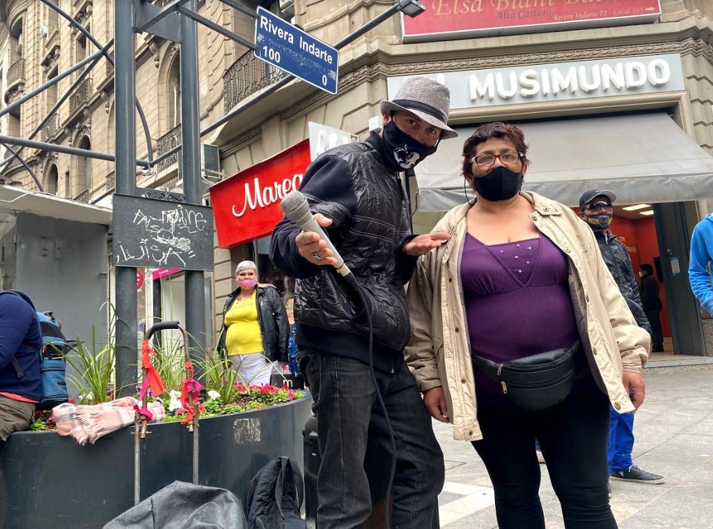 El Grillo, artista callejero en la peatonal.