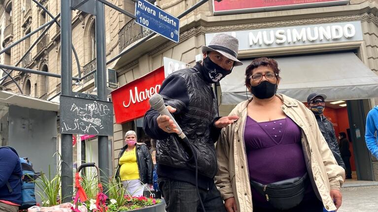El Grillo, artista callejero en la peatonal.