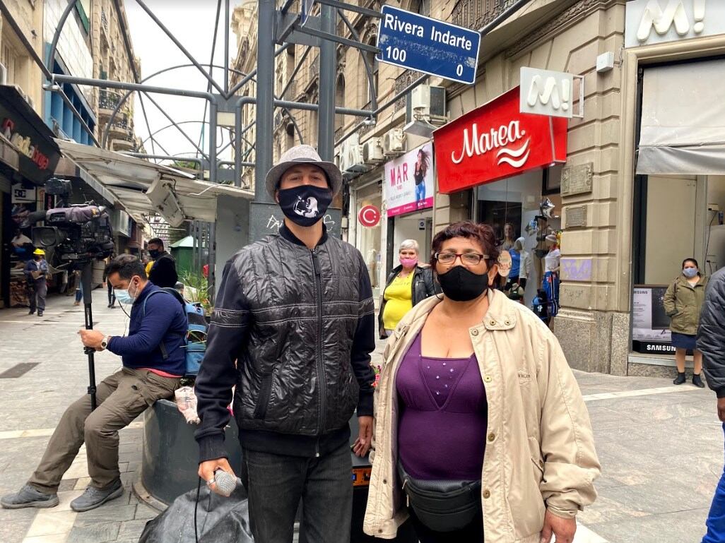 El Grillo, artista callejero en la peatonal.