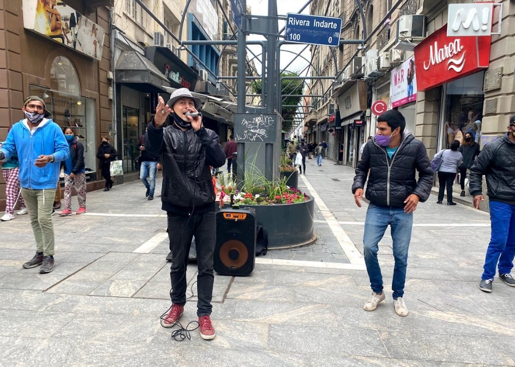 El Grillo, artista callejero en la peatonal.