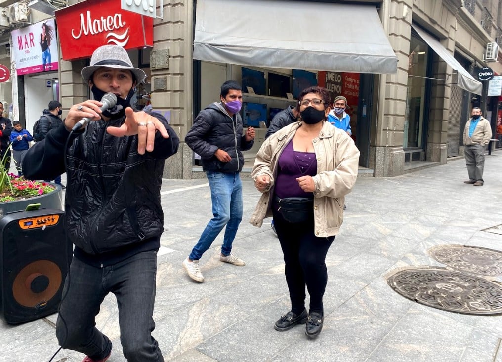 El Grillo, artista callejero en la peatonal.