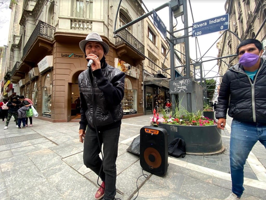 El Grillo, artista callejero en la peatonal.