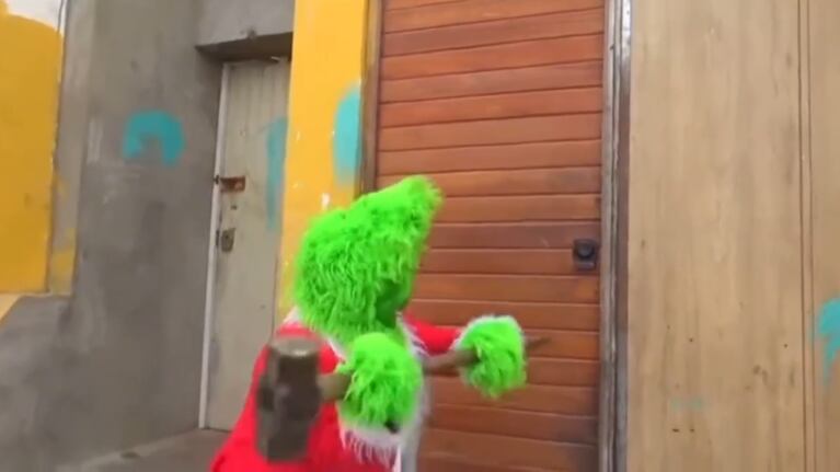 El Grinch tumbó la puerta para desbaratar la banda criminal.