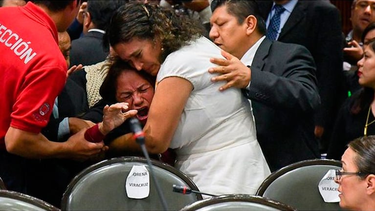 El grito de la diputada al enterarse del horror. / Foto: EFE