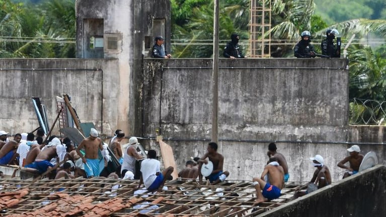 El grupo criminal provocó un incendio y encerró a sus rivales para que mueran asfixiados. Foto: AFP.