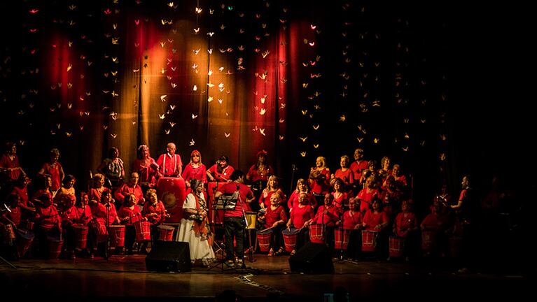 El grupo de adultos mayores de tamboreros y tamboreras Fuerza Mayor presenta su DVD grabado en vivo.